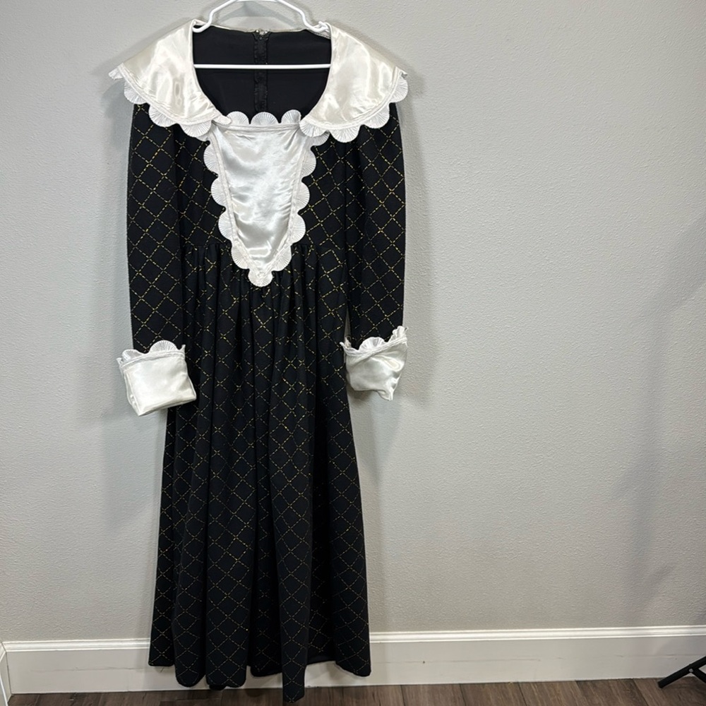 Fleece renaissance‎ gown dress costume black white gold
